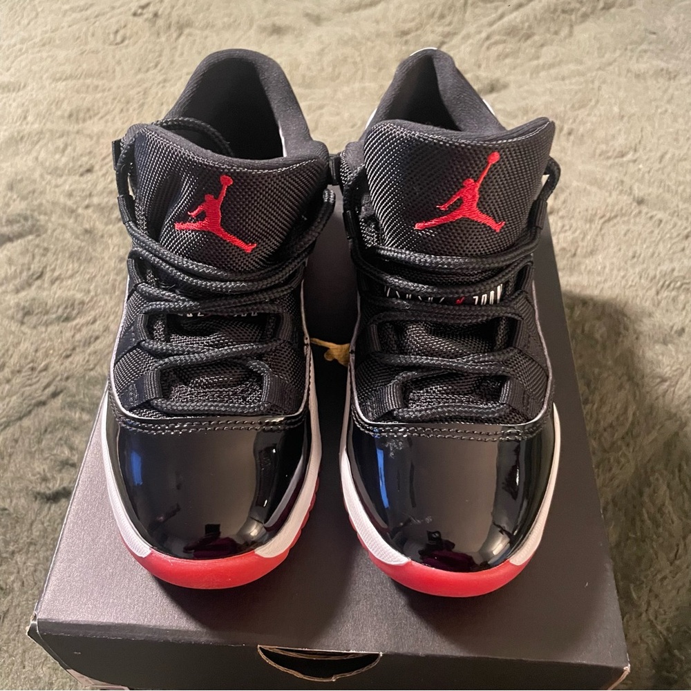 Nike Kids Black and Red Low-Top Sneakers - Picture 3 of 8